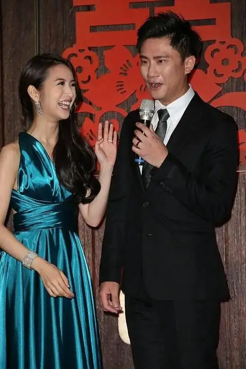 林依晨和老公感情真好穿缎面裙子展示好身材老公的气场也不差