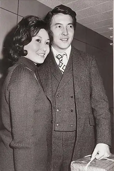 年后回忆起这段经历,坦然对外表示,自己这辈子最难忘的女人便是苗可秀