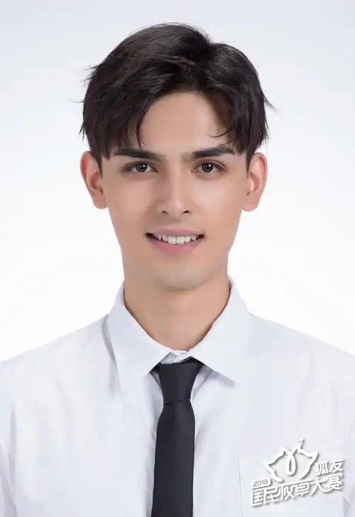 小哥哥的五官充满异域风情,穿上白衬衫的样子令人心动!