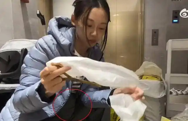 郑恺老婆苗苗豪宅内种菜,刻意给腹部打码仍难掩大肚,孕味超浓_夫妻俩