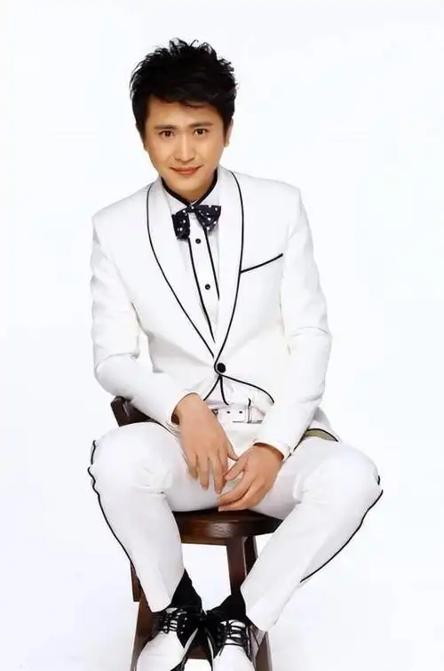 早年同窗的李松奇,作为杨帆背后的支持者,始终坚守在丈夫的事业舞台.