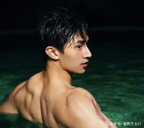 "可狼可奶"的肌肉帅哥,鼻梁高挺,这侧颜也太好看了吧!