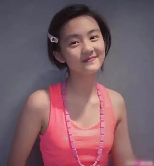 黄磊女儿黄多多晒美照素颜出镜网友符合14岁孩子的穿搭