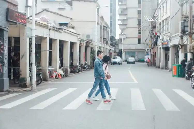 只是当又一个人看海 疲惫的身影不是我 不是你想看见的我