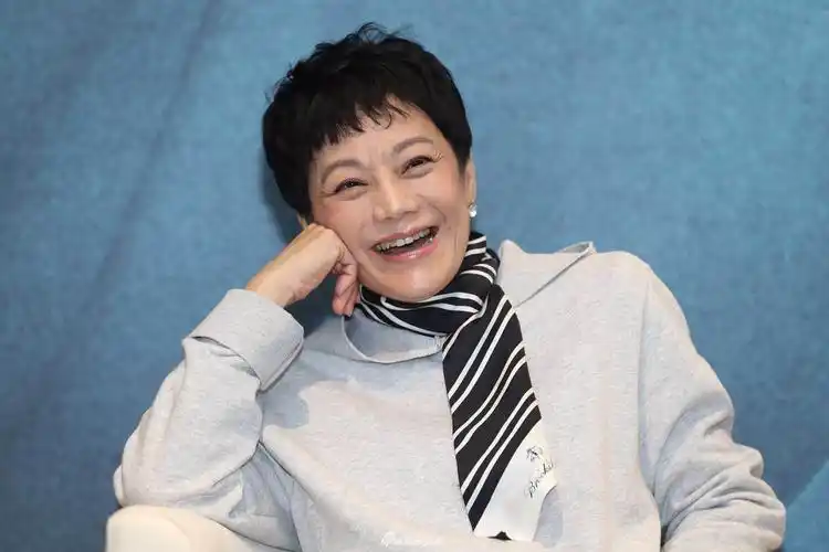 新浪潮新艺城论坛 64岁张艾嘉优雅现身秀美腿