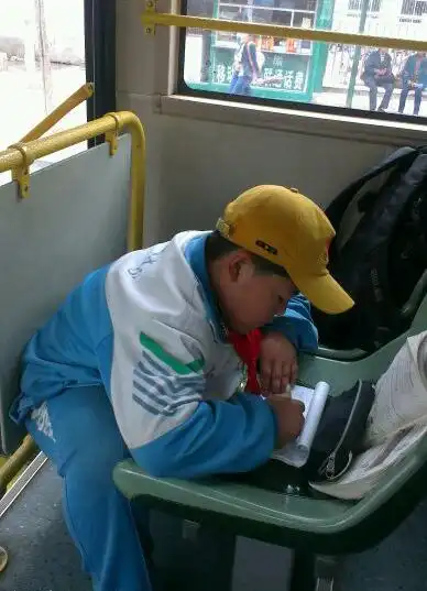 【小白】儿童搞笑图片之放暑假的学生,玩耍与学习两不误.