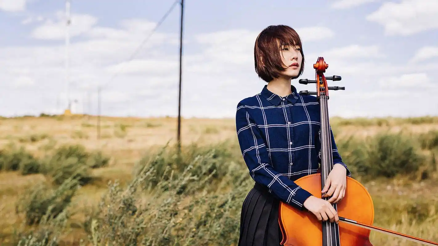 短发音乐潮人美女高清桌面壁纸图片