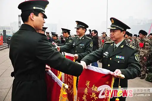 摄省委常委,省军区司令员,省征兵领导组副组长方文平与新兵们握手话别