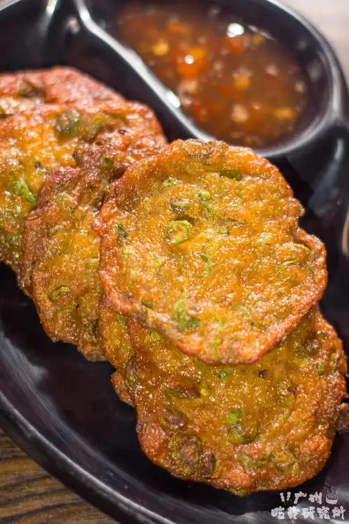 泰式炸鱼饼 和我们本地的炸鱼饼有点不一样的地方就是,这里的鱼饼非常