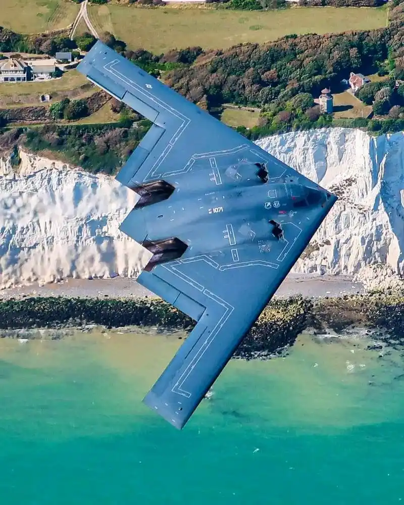 世界唯一在役的隐形轰炸机b2  一架价值24亿美刀   相当 - 抖音