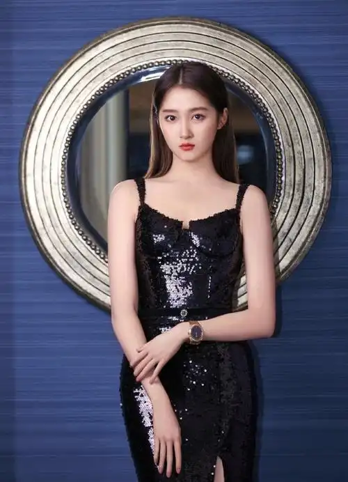 关晓彤黑色亮片裙性感美丽优越肩颈线吸睛