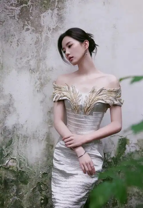 刘诗诗身穿guo pei 2017 秋冬高级定制礼服出席#glass杰作大赏#,气