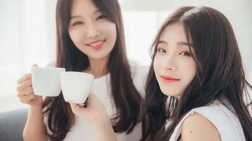 10岁的肌肉小萝莉,6岁开始练举重,轻松举起90斤杠铃