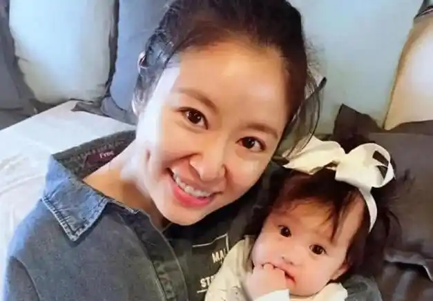 二胎林心如腹部凸起孕味足用手遮挡被搀扶浮肿黝黑输给谢娜