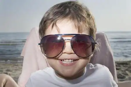 求戴墨镜的外国小男孩原图