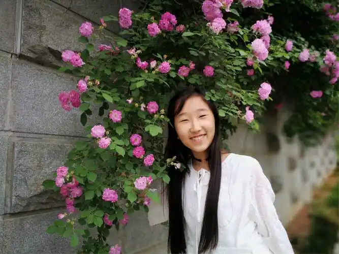 蔷薇花香的女孩