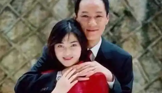 原创46岁梅婷拍摄不怕冷,大冬天穿吊带漏香肩,产后瘦30斤太励志_曾剑