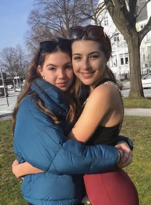 马雅舒继女16岁生日爸爸晒照发长文祝福穿衣打扮显成熟