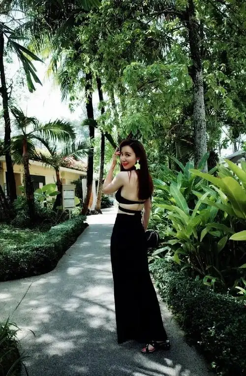 张萌泳装照#不愧是环球小姐冠军,这身材不输柳岩