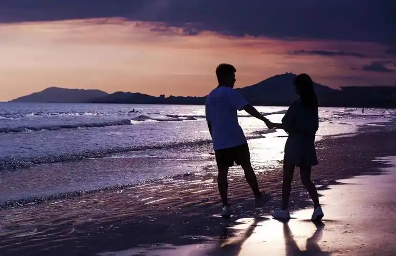 情侣手牵手真实生活图片