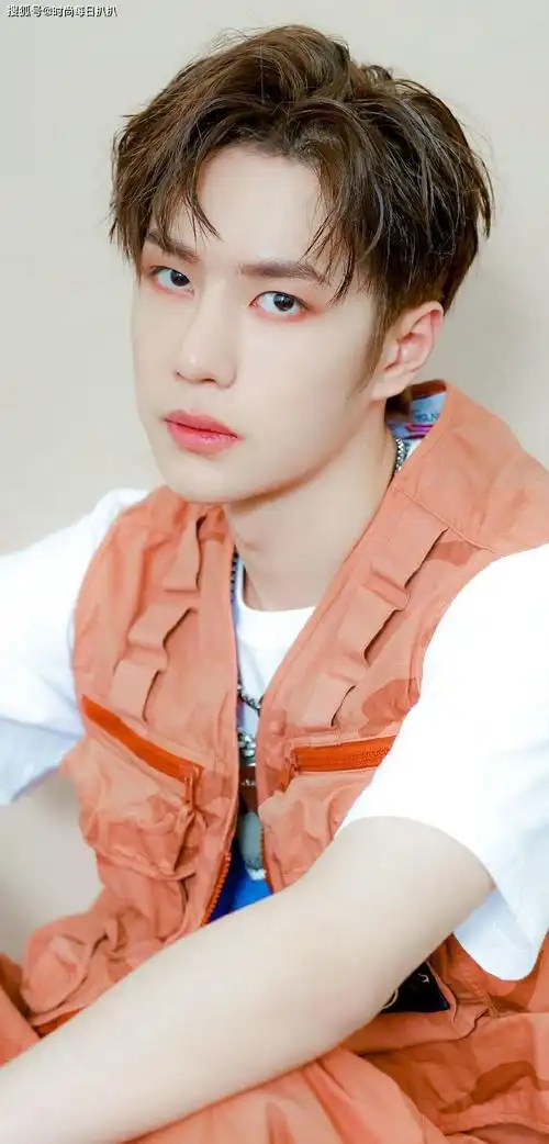 原创王一博最新造型太可爱了,橙色套装搭配同色系眼妆,元气且迷人啊
