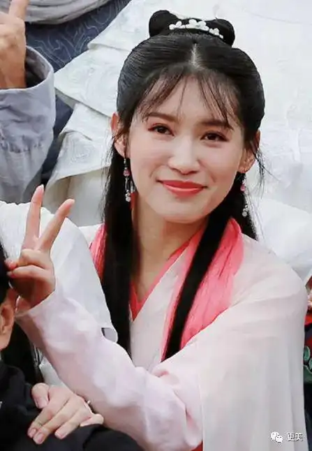 对比前任阿朱们,苏青在精致感和俏丽感上差了点,她的下巴线条平直,鼻