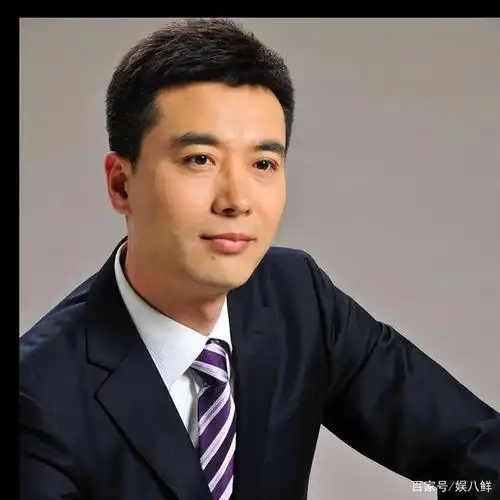 央视的男主持人主播都是那种周正的帅哥个个浓眉大眼长相周正,不过是