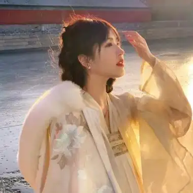 由美头网整理发布,女生头像频道提供更多与ins风,真人头像,仙气,高清