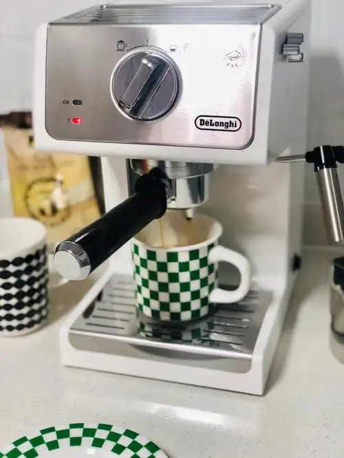 德隆半自动咖啡机