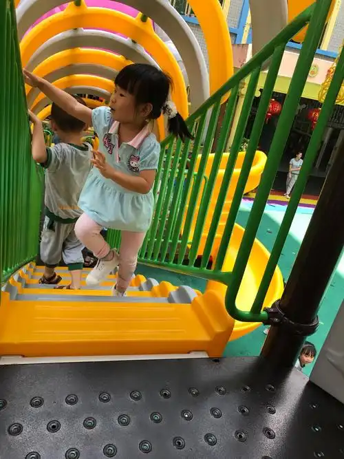 海口市秀英居委幼儿园蒙氏二班小朋友的日常生活照 与您分享 第十一周