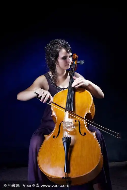 美丽的女孩拉大提琴.