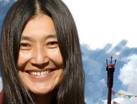 只不过老锣在之前有过一段婚姻,并且龚琳娜老公老锣的前妻是乌仁娜