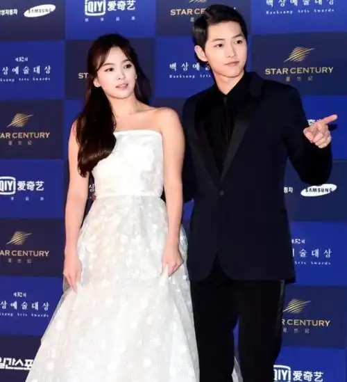 他俩生个孩子再离婚也行啊,哎,曾经的他俩多么美好","宋仲基宋慧乔