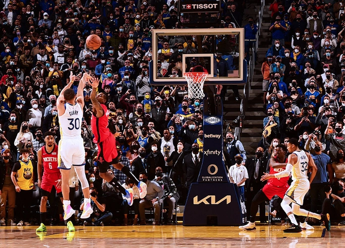 库里0秒绝杀!职业生涯第一个压哨绝杀!_腾讯新闻