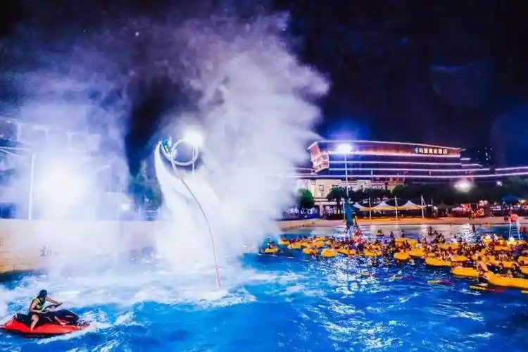 先是8月份时在武汉一家水上乐园举办了上千人的音乐节,现武汉又迎来了