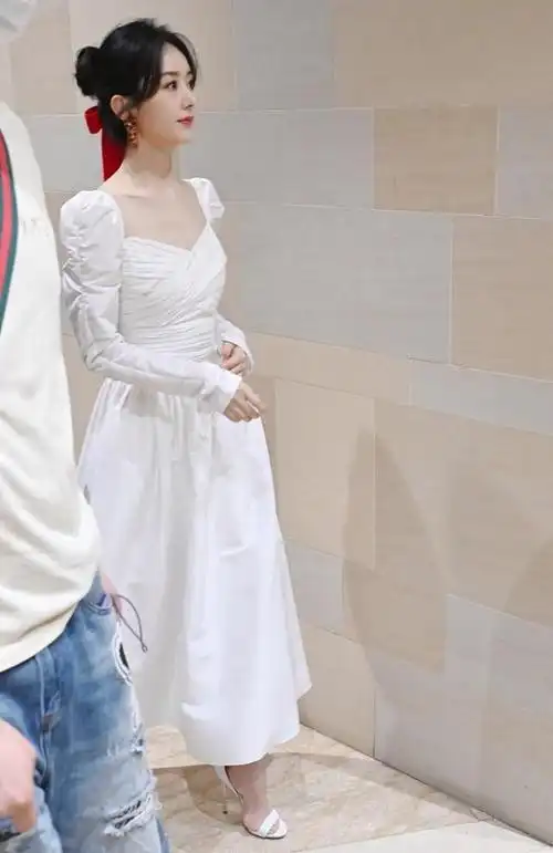 赵丽颖一看就是孩子妈,虽然穿的很幼稚,但是优雅气质藏不住