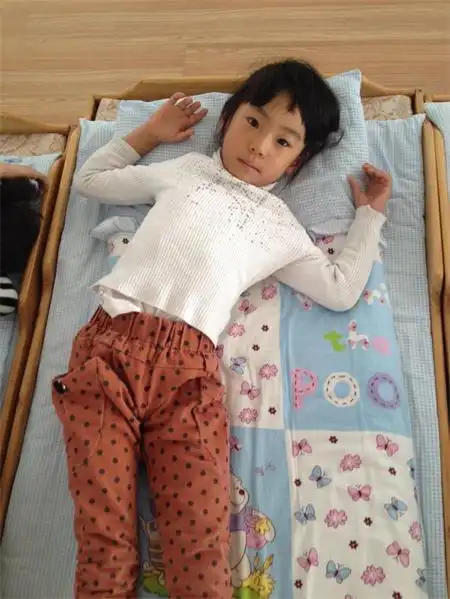 午休是孩子们每天的必修课,看着他们每天睡觉时的场景,真是一种乐趣