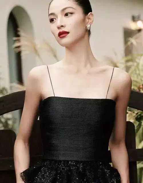 哪三角?香肩,美背,天鹅颈.