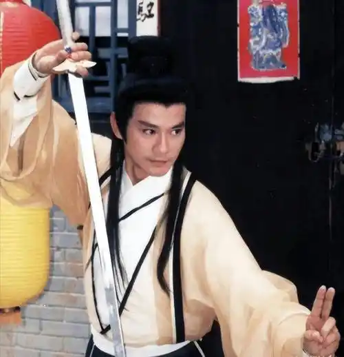 尤其是《楚留香传奇》,让郑少秋红遍两岸三地,成为无数人心中的"香帅"