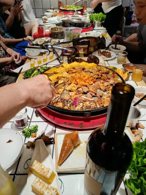 聚餐烤肉在留香,肉香情惬亲常在