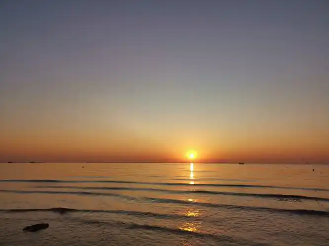 早晨6点39分 太阳从渤海湾 海面上徐徐升起!