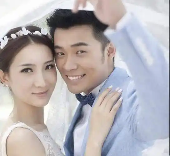 许婧晒出和男友亲密合照,二人同游沙漠极开心,郎才女貌超级般配_陈赫