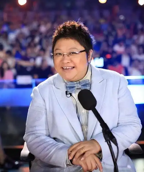 雍西每次在演出回家后,都会听到丈夫周宇翔的诉苦,虽然周宇翔很努力的