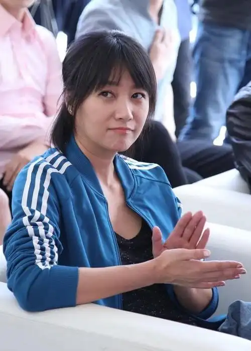 徐静蕾47岁这状态太棒了穿运动服配吊带年近五十却像个大学生