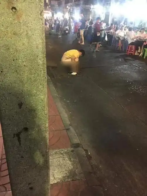 "竟在众目睽睽之下"这个中国男子憋不住了,并上传到了网上,并配文:拍