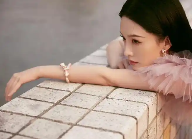 李沁干枯玫瑰妆##李沁粉紫色纱裙