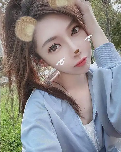 阳光女孩迷人的大眼睛甜甜的笑容你把你的心都溶化吗