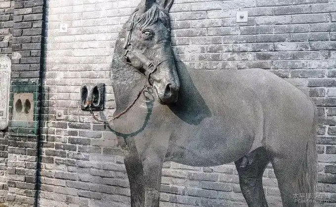 在宽窄巷子 有很多的浮雕墙,尤其是当我看到这拴马石生动且传神,足以