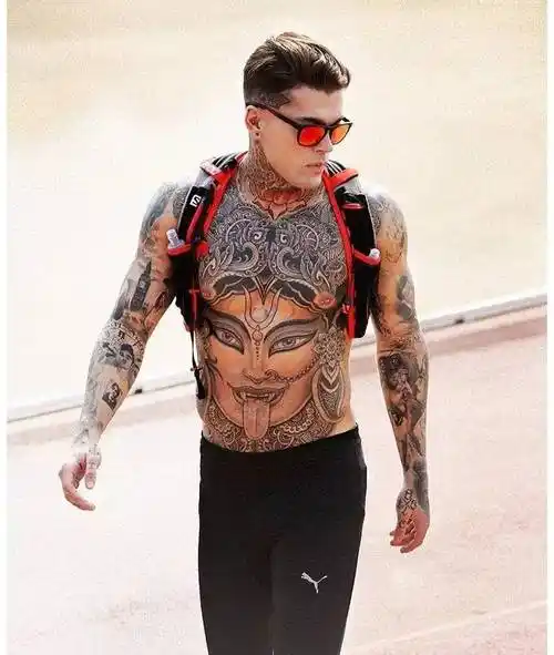 舔屏| 他拥有世界上最酷的纹身 - 知乎