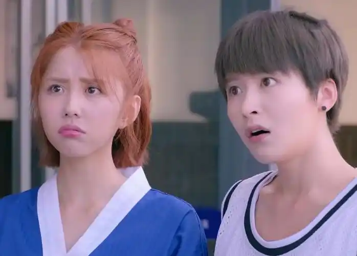 《甜蜜暴击》明天闯入女浴室撞见方宇,方宇一脚踹过去,心疼鹿晗!